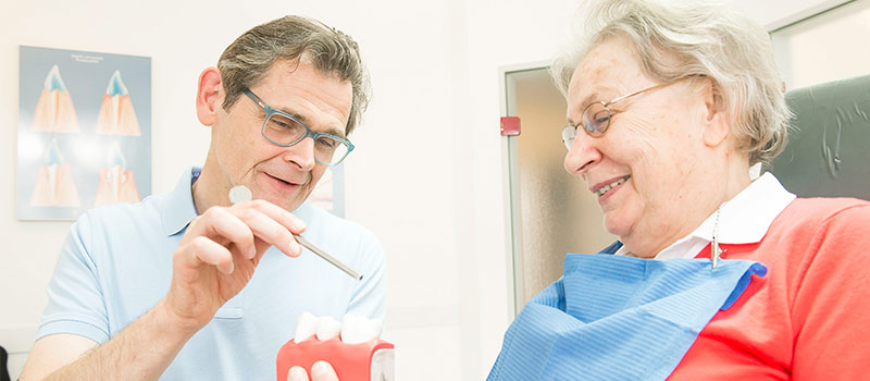 Zahnarzt für Senioren in Beckum: Services wie Hausbesuche